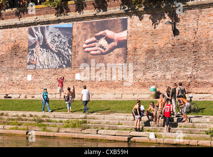 Exposition d'art photographique illustrant la tragédie de la guerre par Reza sur les banques du fleuve Garonne Toulouse Midi-Pyrénées France Banque D'Images