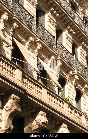 L'architecture française détaillée magnifiquement avec des balcons en fer forgé, l'ombre des auvents et sculptures sur pierre à Toulouse France Banque D'Images