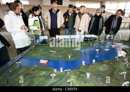 Odusan, les touristes regardent une maquette de la frontière avec la Corée du Nord en Odusan Observatoire de l'Unification Banque D'Images