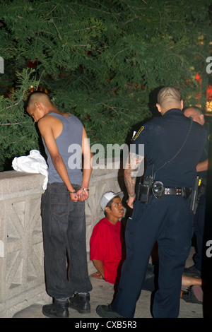 La police arrête des suspects le long de la rivière à pied à San Antonio, Texas, USA. Banque D'Images