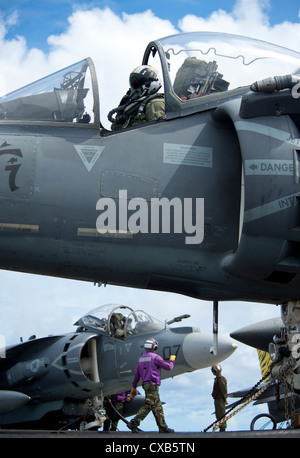 Un pilote de l'US Marine rend les derniers préparatifs pour le décollage dans un jet Harrier AV-8B à bord d'aéronefs le navire d'assaut amphibie USS Bonhomme Richard 20 septembre 2012 dans la mer des Philippines. Banque D'Images