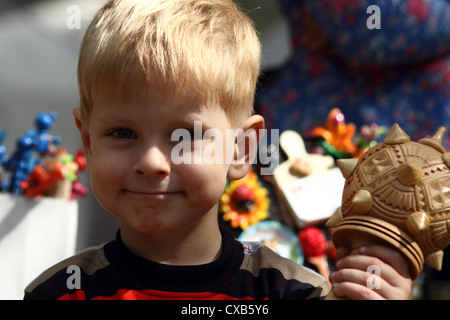 Petit garçon avec mace International , Luganskaya Stanitsa Cosaque, festival, l'Ukraine, le 9 septembre 2012 Banque D'Images