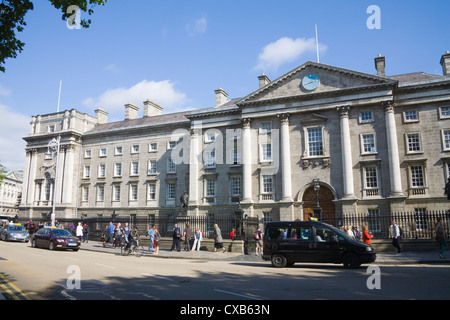 La ville de Dublin Irlande Trinity College à l'entrée de l'UE plus ancienne université d'Irlande fondée par Elizabeth 1 en 1592 occupé avec les visiteurs Banque D'Images