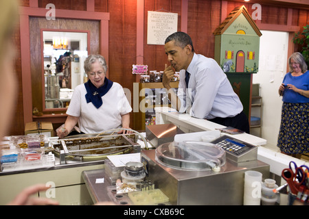 Le président Barack Obama fudge échantillons offerts par Squirrel's Den fudge shop owner LaDonna Secrist le 1 août 2012 lors d'un arrêt à Mansfield, Ohio. Banque D'Images