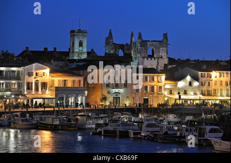 Les bateaux de plaisance dans le port de Saint-Martin-de-Ré la nuit sur l'île Ile de Ré, Charente-Maritime, France Banque D'Images