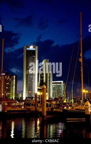 One Shoreline Plaza de nuit sur le front de mer de Corpus Christi, Texas, États-Unis. Banque D'Images