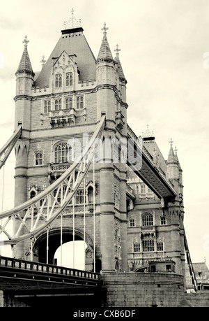 Image noir et blanc artistique de Tower Bridge à Londres lors d'une journée ensoleillée Banque D'Images