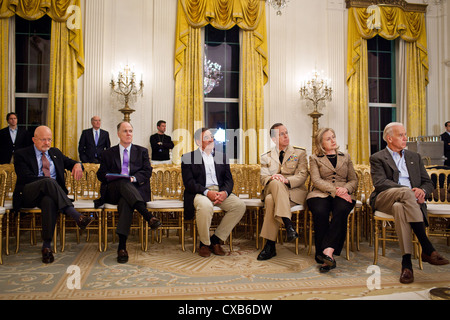 De hauts responsables de l'administration à l'écoute que le président Barack Obama offre une déclaration le 1 mai 2011 dans l'East Room de la Maison Blanche sur la mission contre Oussama ben Laden. Assis de gauche à droite, James Clapper, directeur du Renseignement National, Conseiller à la sécurité nationale Tom Donilon, le directeur de la CIA, Leon Panetta, l'Amiral Mike Mullen, Chef d'état-major interarmées, Secrétaire d'Etat américaine Hillary Rodham Clinton et le Vice-président Joe Biden. Banque D'Images