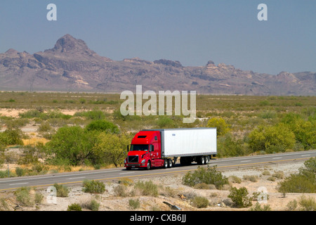 Camion de transport de marchandises voyageant sur l'Interstate 10, près de Tucson, Arizona, USA. Banque D'Images