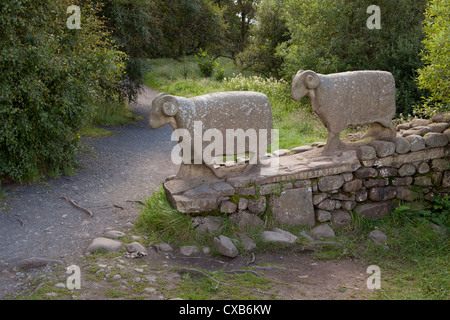 Statue de deux moutons (Keith Alexander 2002) de la Rivière Tees et faible vigueur cascade de Teesdale, County Durham Banque D'Images