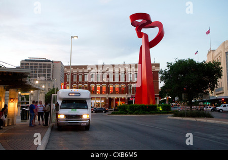 Flambeau de l'amitié public art sculpture à l'intersection de Losoya, du Commerce et de l'Alamo les rues de San Antonio, Texas, USA. Banque D'Images