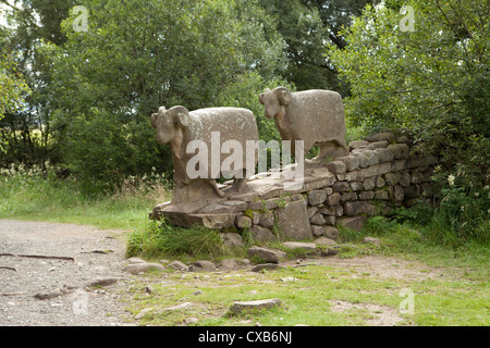 Statue de deux moutons (Keith Alexander 2002) de la Rivière Tees et faible vigueur cascade de Teesdale, County Durham Banque D'Images