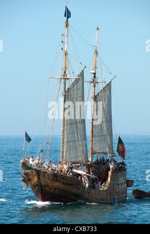 ALGARVE, PORTUGAL. Les vacanciers appréciant un 'bateau pirate' croisière. 2012. Banque D'Images