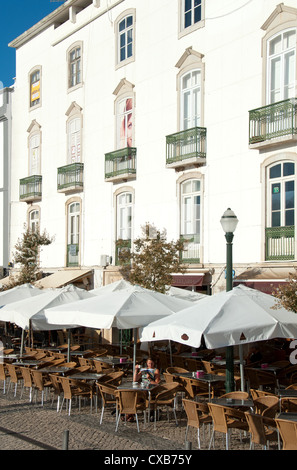 ALGARVE, PORTUGAL. Un café sur Praca da Republica dans la ville historique de Tavira. 2012. Banque D'Images