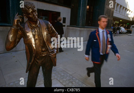 Un groupe de courtiers à la London International Financial Futures Exchange (LIFFE) promenades à travers les rues de la ville à l'heure du déjeuner. Le LIFFE exchange a été une fois dans le cas où des dérivés, options, futures et leurs contrats ont été échangés dans une frénésie d'expressions du bras et de la main qui communiquent les prix et quantités. Banque D'Images