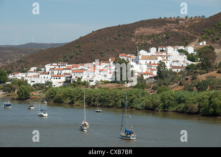 L'Andalousie, espagne. Une vue de Sanlucar de Guadiana comme vu de la côté du Rio Guadiana. 2012. Banque D'Images