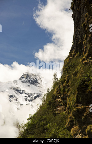 Kipu Himal vu depuis le côté ouest de la vallée de Tsum, Népal Banque D'Images