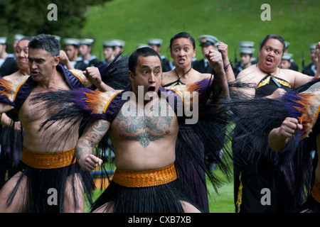 Guerriers maoris une préforme Haka, danse de bienvenue pour le secrétaire à la Défense Leon Panetta lors d'une cérémonie Powhiri, 21 septembre 2012 à Auckland, en Nouvelle-Zélande. La cérémonie est une ancienne tradition maorie utilisée pour déterminer si les visiteurs sont venus en paix ou avec une intention hostile. Banque D'Images