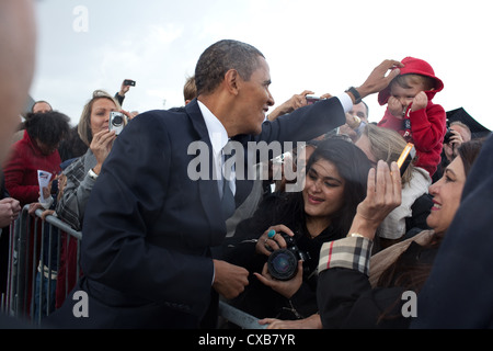 Le président américain Barack Obama salue des gens sur le tarmac le 14 octobre 2011 après son arrivée à l'aéroport de Detroit Metropolitan Wayne dans Romulus, Michigan Banque D'Images