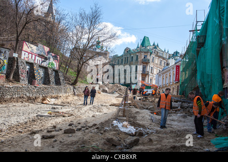 La reconstruction de controverse Andriyivsky Uzviz historique (descente) à Kiev, Ukraine, Europe de l'Est Banque D'Images
