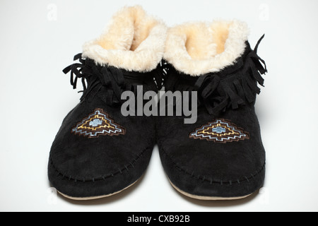 Paire de chaussons mocassins noir Banque D'Images