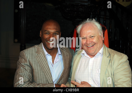 Dr Colin Baker qui et guest Colin Salmon à la Glasgow Guest en Armée de convention en 2009. Banque D'Images