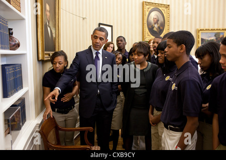 Le président américain Barack Obama montre aux étudiants de Johnson College Prep à Chicago, Illinois et de leurs principaux Le Dr Garland Thomas un modèle de Samuel Morse telegraph patentes le 28 octobre 2011 dans le bureau ovale de la Maison Blanche. Banque D'Images