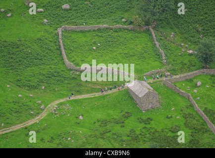 Regardant vers le bas sur une grange en pierre en haut Hartsop Dovedale Beck de Dodd dans le Lake District, Cumbria. Banque D'Images