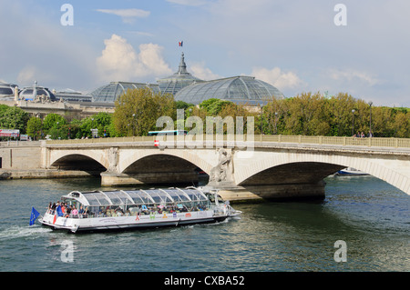 Bateau-mouche et Grand Palais, Paris. France Banque D'Images