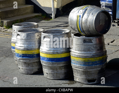 Tonnelet de bière sont livrés à une pub Banque D'Images