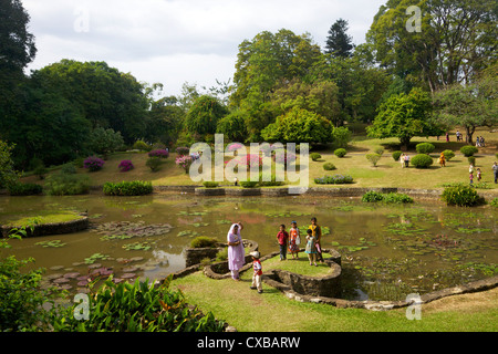 Les visiteurs dans le Jardin botanique royal, Peradeniya, Kandy, Sri Lanka, Asie Banque D'Images