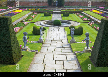 Jardins formels, Hampton Court Palace, Grand Londres, Angleterre, Royaume-Uni, Europe Banque D'Images