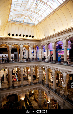 L'intérieur, Magna Plaza Shopping Centre, Amsterdam, Pays-Bas. L'Europe Banque D'Images