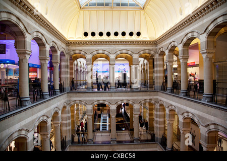 L'intérieur, Magna Plaza Shopping Centre, Amsterdam, Pays-Bas. L'Europe Banque D'Images