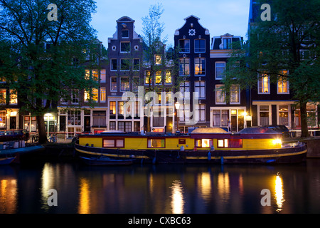 Bateau Canal et l'architecture, Amsterdam, Pays-Bas, Europe Banque D'Images