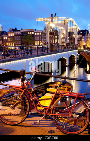 Magere Brug (pont Maigre) au crépuscule, Amsterdam, Pays-Bas, Europe Banque D'Images