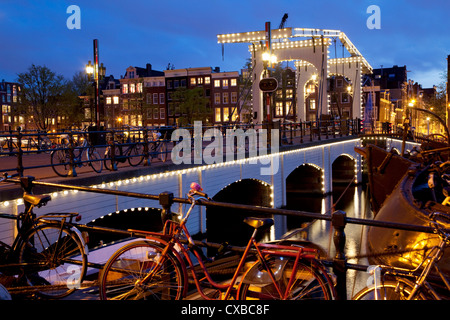 Magere Brug (pont Maigre) au crépuscule, Amsterdam, Pays-Bas, Europe Banque D'Images