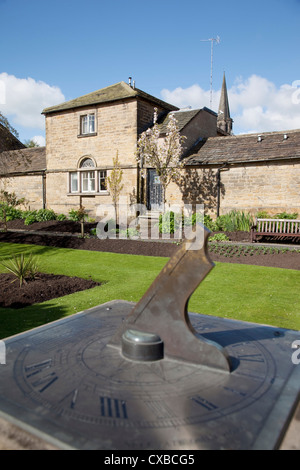 Baignoire Gardens et cadran solaire, Bakewell, Derbyshire, Angleterre, Royaume-Uni, Europe Banque D'Images