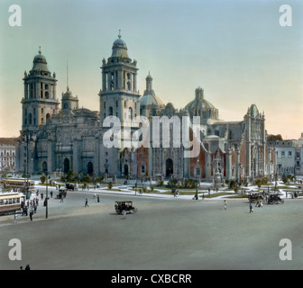 Vue extérieure colorée de la cathédrale métropolitaine de Zocalo, Mexico, Mexique, 1921. Le Tabernacle se trouve à droite de la cathédrale. (Photo de Burton Holmes) Banque D'Images