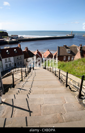 Les 199 marches à Whitby, North Yorkshire, Angleterre, Royaume-Uni, Europe Banque D'Images