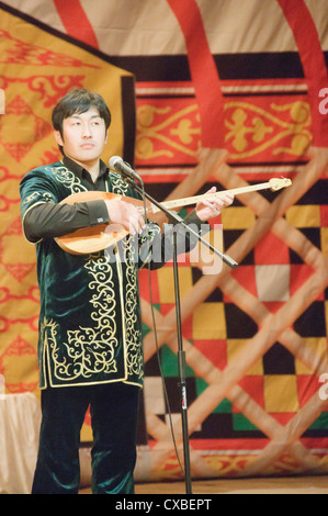 Musicien Kazakh dombra jouant un instrument à cordes traditionnel dans l'ouest de la Mongolie à Bayan-Ölgii Banque D'Images