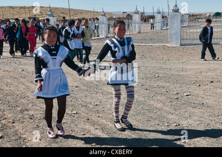 Mongolian in leur femme de chambre française d'uniformes scolaires dans le désert de Gobi de Mongolie Banque D'Images