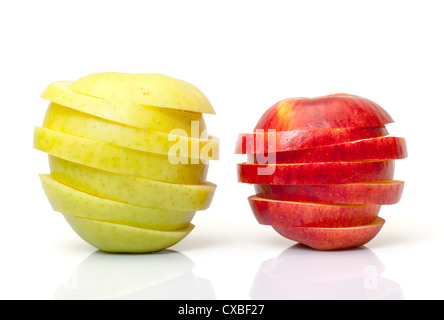 Tranches de pomme rouge et jaune, sur fond blanc Banque D'Images