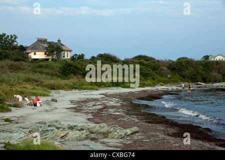 Le long du littoral rocheux et accidenté Newport Rhode Island. Banque D'Images