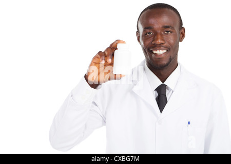 African American pharmacien tenant un flacon de médicaments Banque D'Images