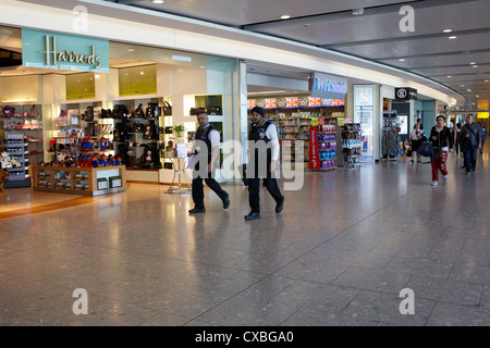 Boutiques de l'aéroport d'Heathrow, Terminal, UK Banque D'Images