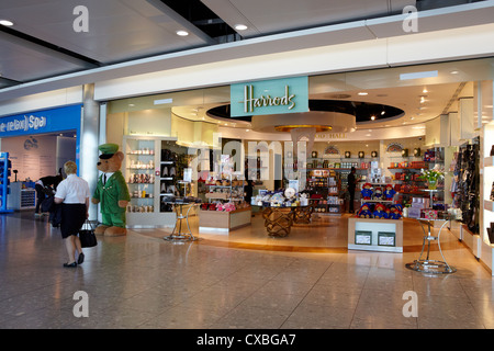 Boutiques de l'aéroport d'Heathrow, Terminal, UK Banque D'Images