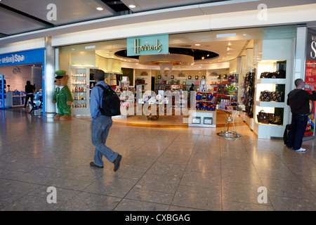 Boutiques de l'aéroport d'Heathrow, Terminal, UK Banque D'Images