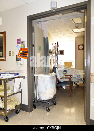 Vue du couloir dans la chambre du patient avec un mobilier & chambres d'hôpital hôpital suédois de perfusion de l'État de Washington Edmonds Banque D'Images