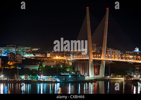 Vue de nuit sur le pont dans la Fédération de Vladivostok sur la Corne d''bay Banque D'Images